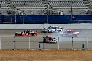 Crash collects several cars in the Bud Duel 1 race at Daytona / Headline Surfer